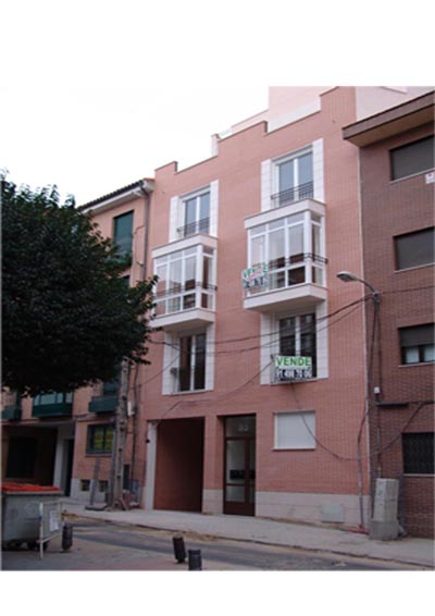 Edificio entre medianerias de 7 viviendas en Calle Alejandro Sánchez. Carabanchel.