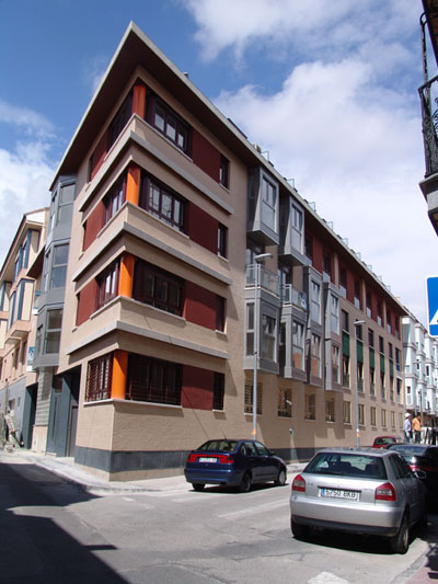 Edificio entre medianerías de 34 viviendas en Calle Barcelona y Calle Coruña. Vereda de los Estudiantes. Leganés.