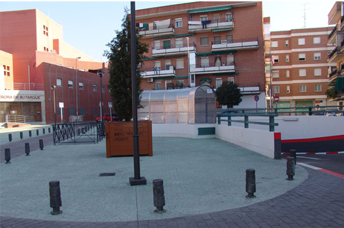Aparcamiento subterráneo para residentes y plaza pública. Calle Bailén.