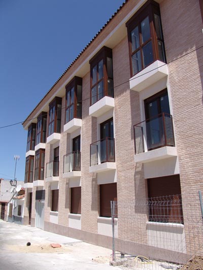 Edificio entre medianerias de 18 viviendas y 3 oficinas en Calle Herrerías. El Viso de San Juan.