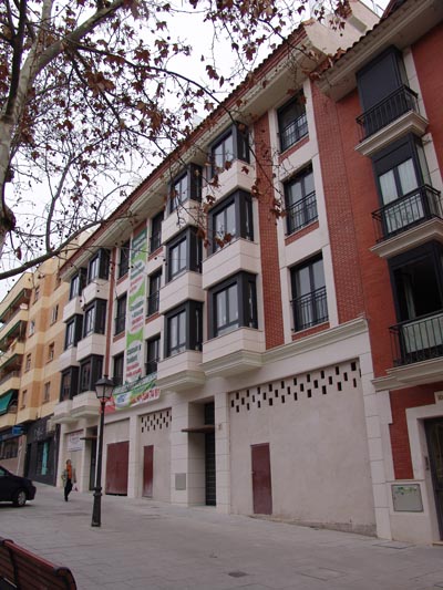 Edificio entre medianerias de 21 viviendas en Plaza del Salvador y Avda. Fuenlabrada. Leganés.