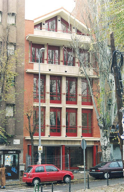 Edificio entre medianerías en Plaza del Salvador para sede de la Empresa Municipal del Suelo de Leganés.