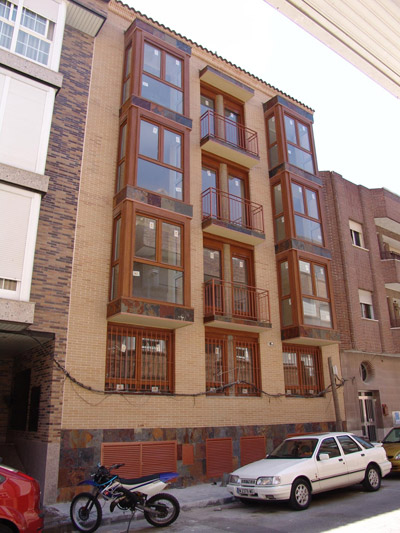 Edificio entre medianerías de 12 viviendas en Calle Salamanca y Calle Cáceres. Vereda de los Estudiantes. Leganés.