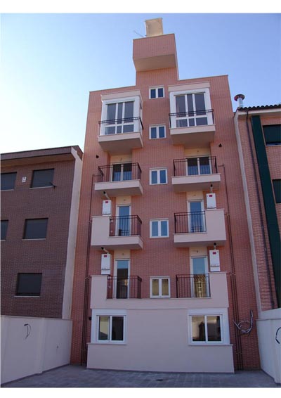 Edificio entre medianerias de 7 viviendas en Calle Alejandro Sánchez. Carabanchel.